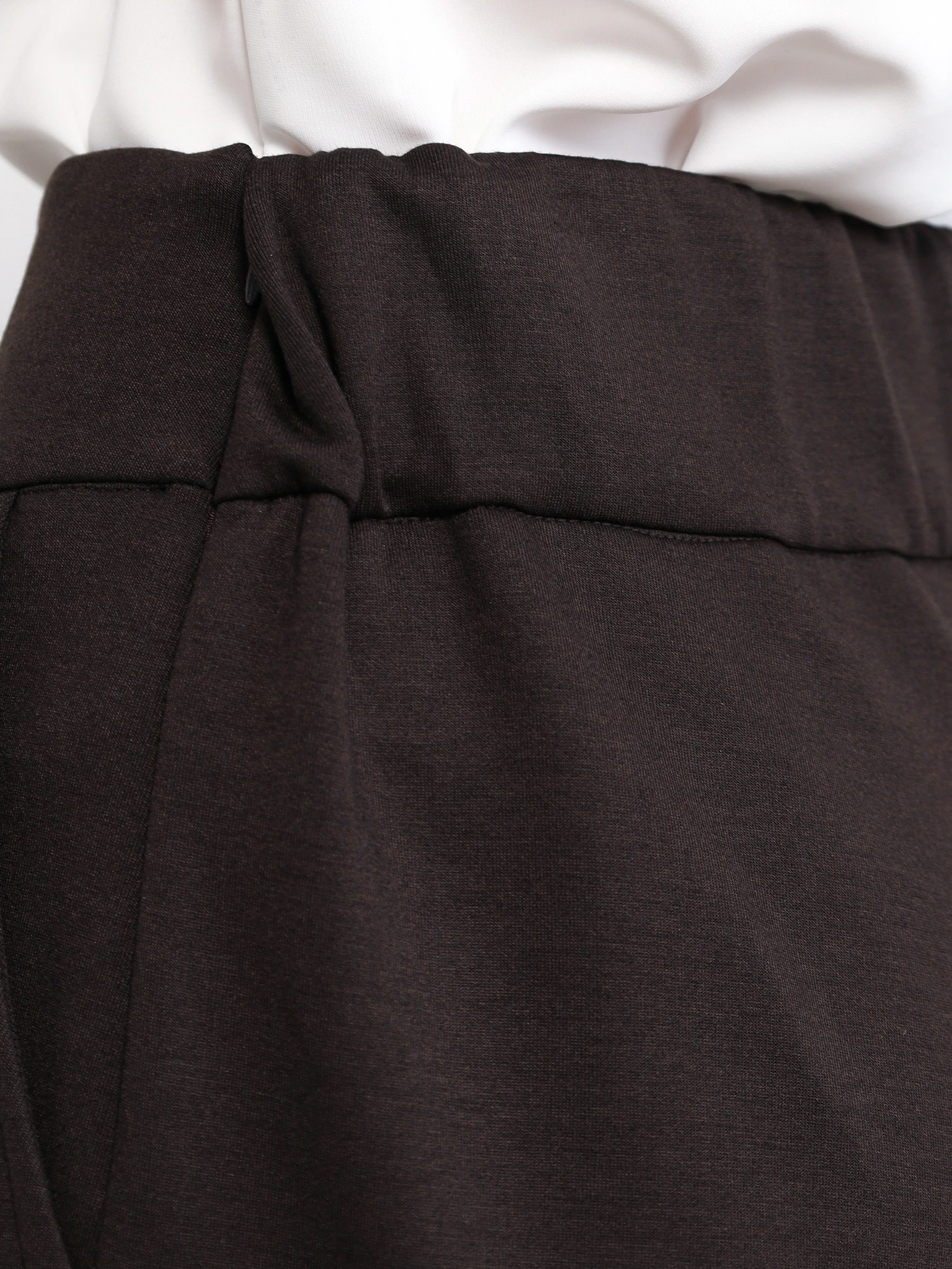 Брюки трикотажные темно-коричневого цвета расклешенного кроя